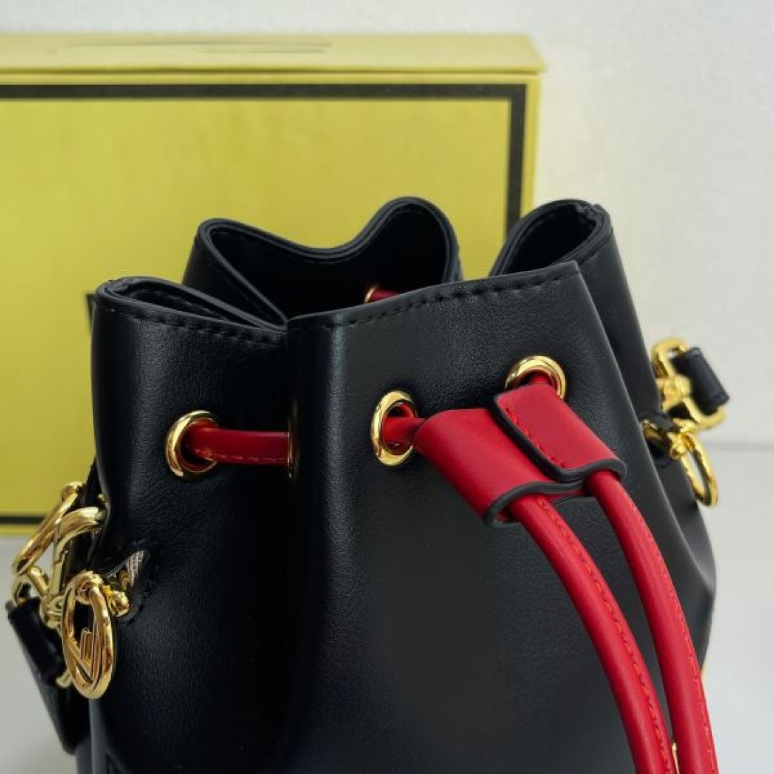 上品でスタイリッシュな雰囲気を纏う フェンデイ コピー トートバッグ FENDI