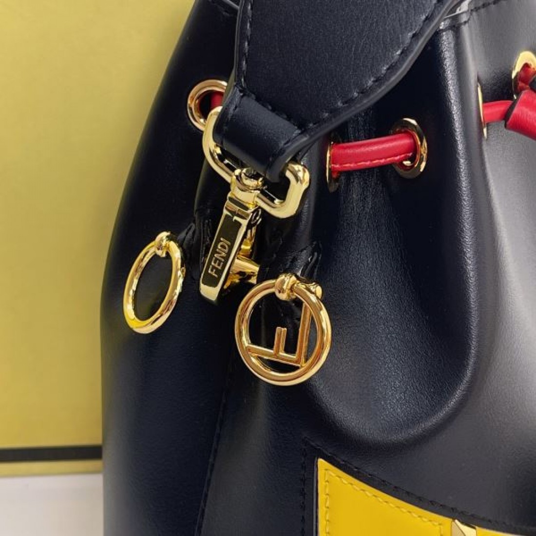 上品でスタイリッシュな雰囲気を纏う フェンデイ コピー トートバッグ FENDI