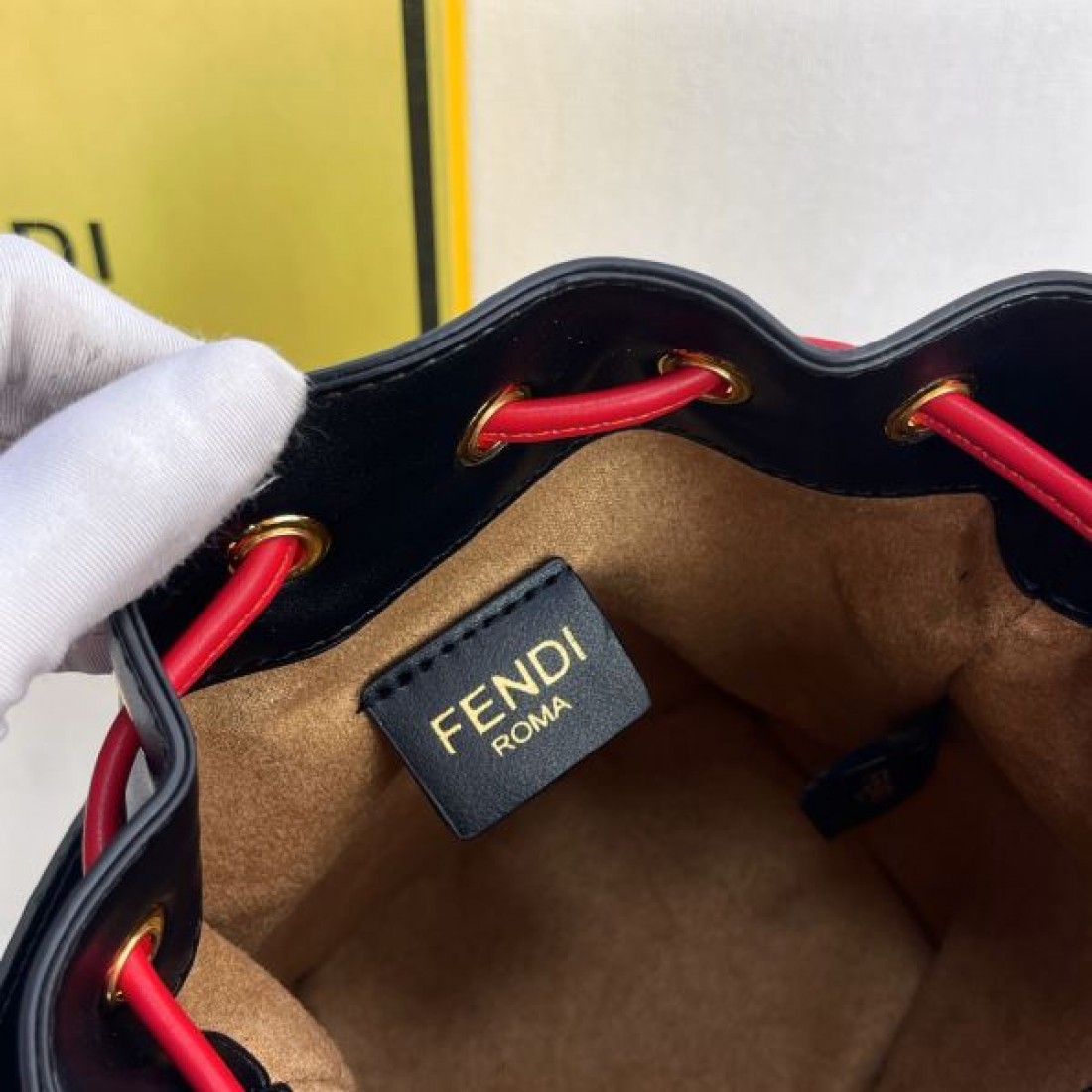 上品でスタイリッシュな雰囲気を纏う フェンデイ コピー トートバッグ FENDI