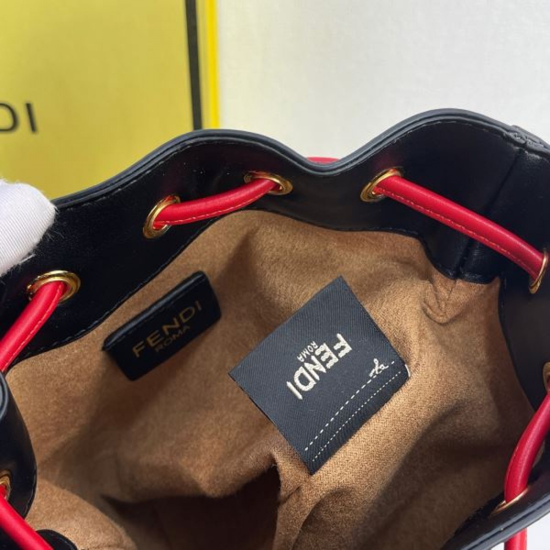 上品でスタイリッシュな雰囲気を纏う フェンデイ コピー トートバッグ FENDI