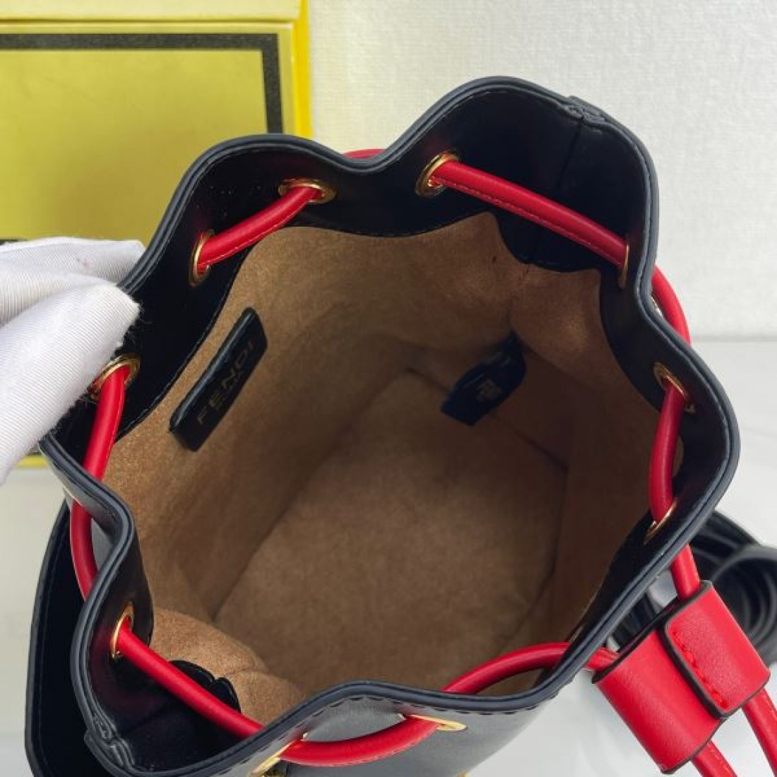 上品でスタイリッシュな雰囲気を纏う フェンデイ コピー トートバッグ FENDI