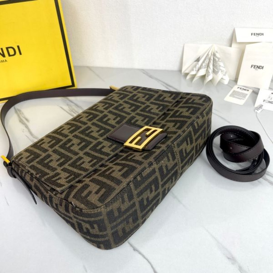  FENDI フェンデイ コピー トートバッグ モダンでタイムレスな魅力あふれるデザイン