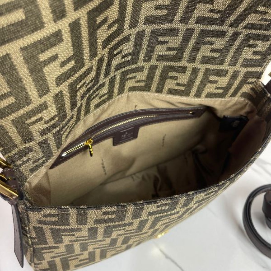 FENDI フェンデイ コピー トートバッグ モダンでタイムレスな魅力あふれるデザイン
