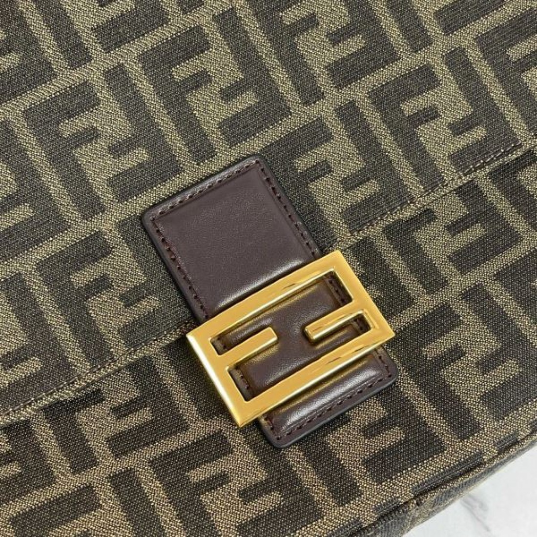  FENDI フェンデイ コピー トートバッグ モダンでタイムレスな魅力あふれるデザイン