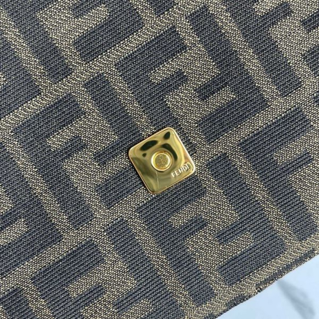  FENDI フェンデイ コピー トートバッグ モダンでタイムレスな魅力あふれるデザイン