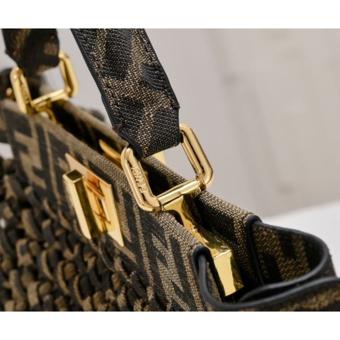 フェンデイ コピー トートバッグ FENDI 高機能で都会的なスタイルに最適