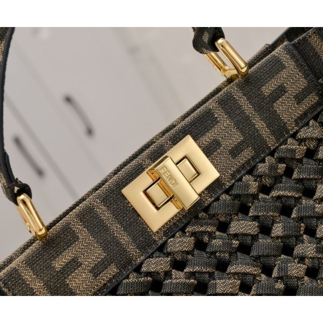 フェンデイ コピー トートバッグ FENDI 高機能で都会的なスタイルに最適