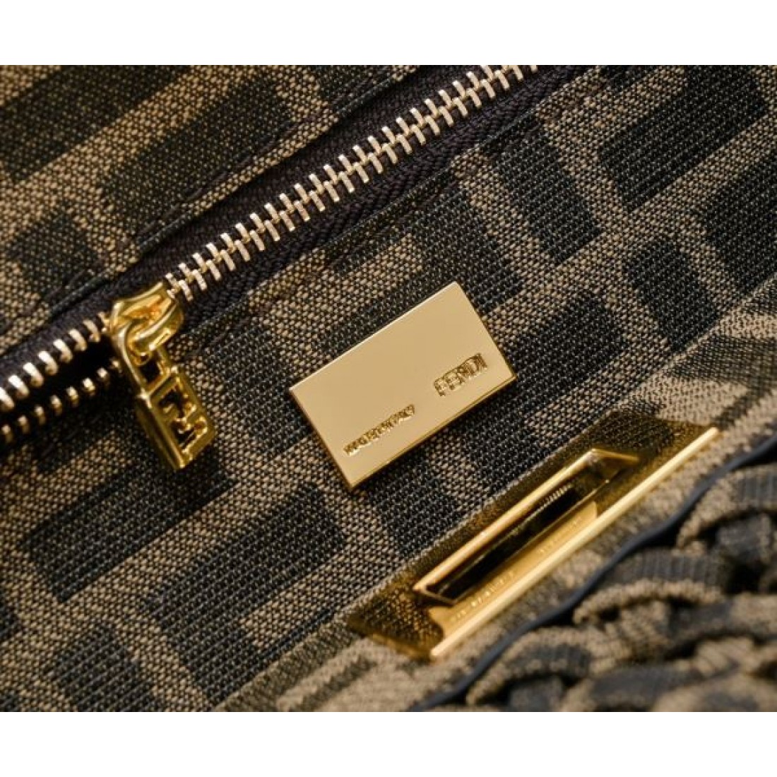 フェンデイ コピー トートバッグ FENDI 高機能で都会的なスタイルに最適