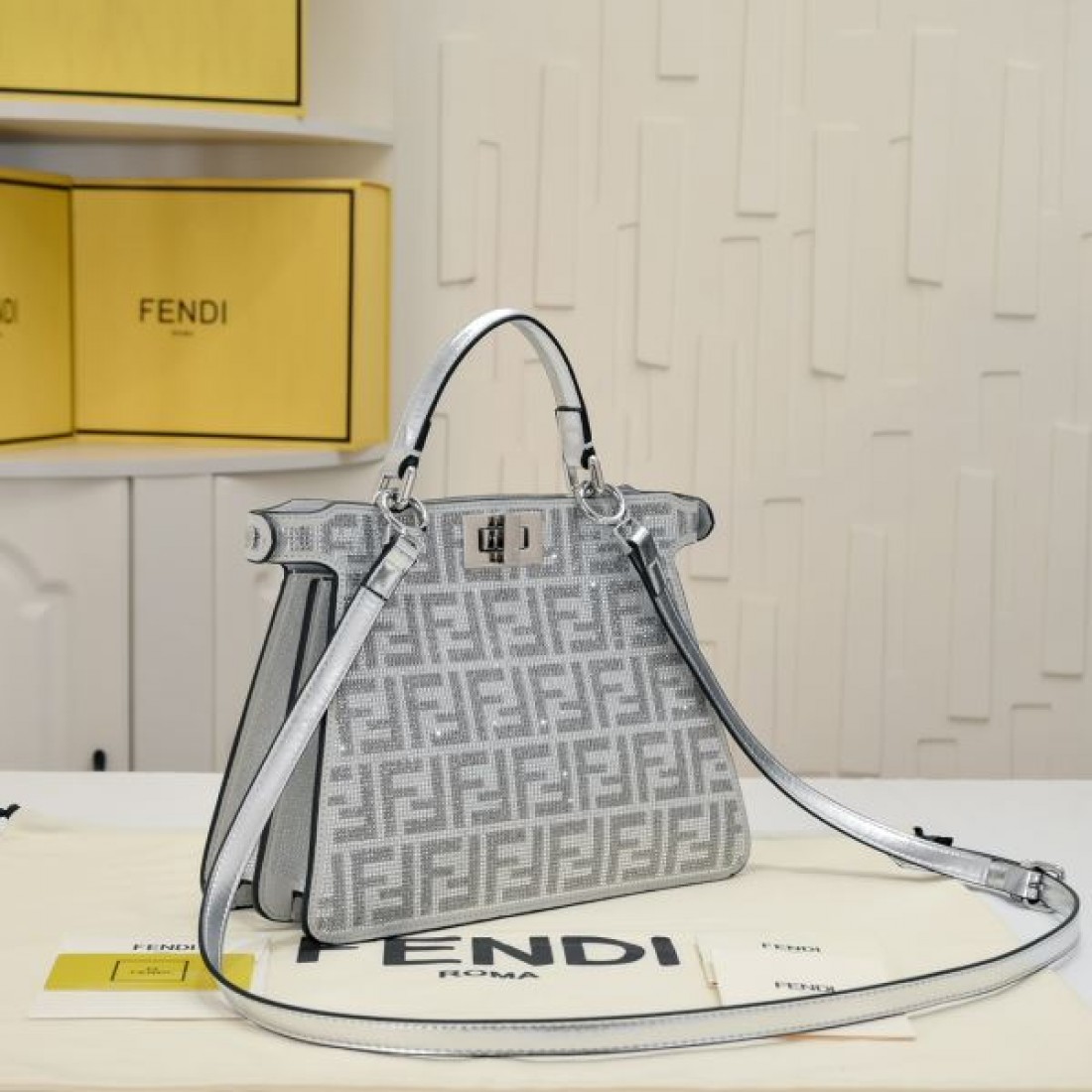 洗練された 高機能性を兼ね備えた FENDI フェンデイ 偽物 トートバッグ