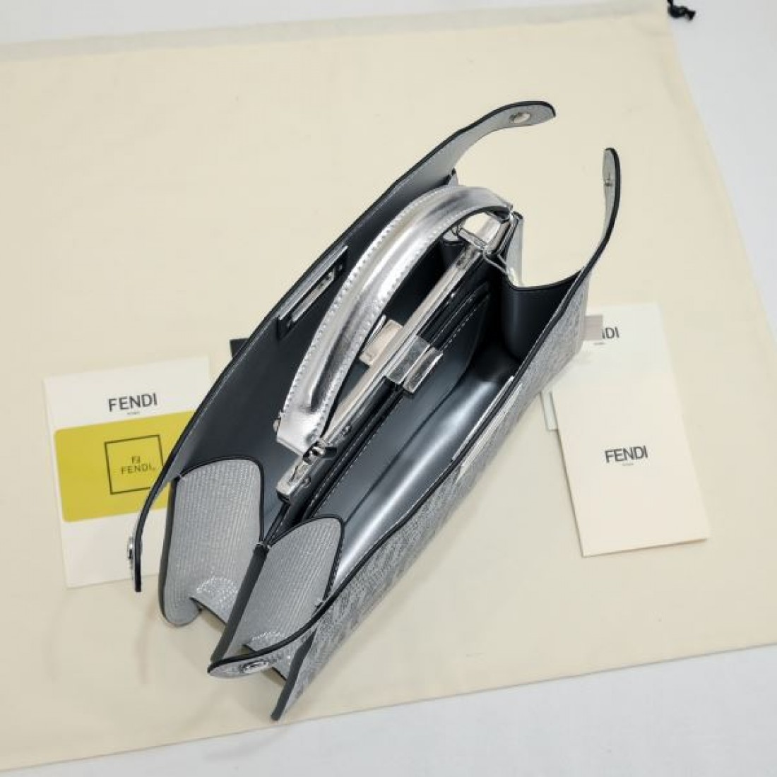 洗練された 高機能性を兼ね備えた FENDI フェンデイ 偽物 トートバッグ
