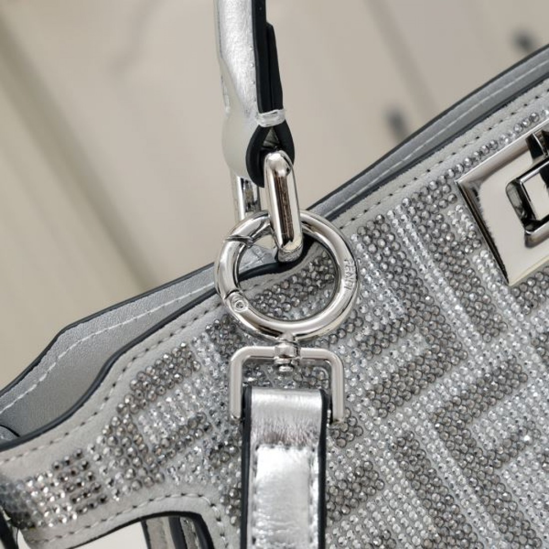 洗練された 高機能性を兼ね備えた FENDI フェンデイ 偽物 トートバッグ