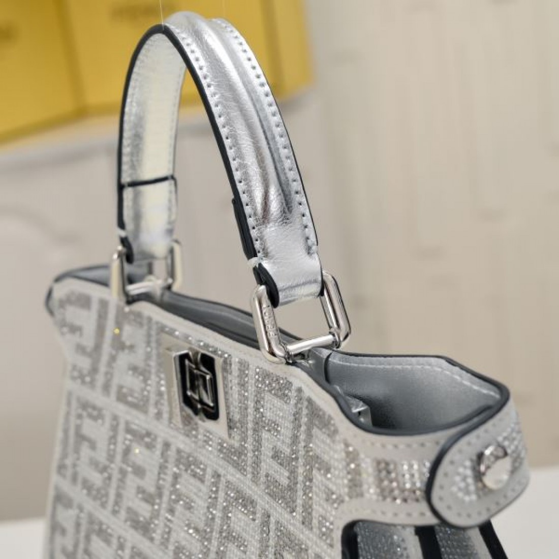 洗練された 高機能性を兼ね備えた FENDI フェンデイ 偽物 トートバッグ