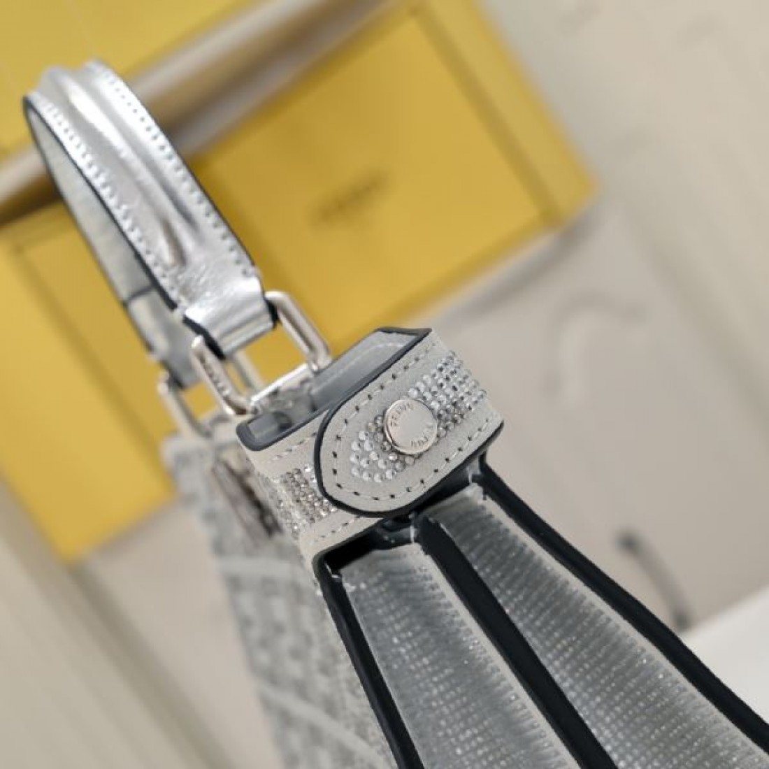 洗練された 高機能性を兼ね備えた FENDI フェンデイ 偽物 トートバッグ