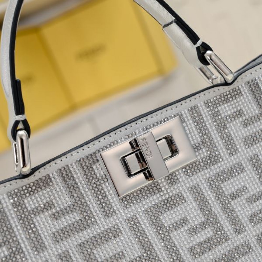 洗練された 高機能性を兼ね備えた FENDI フェンデイ 偽物 トートバッグ