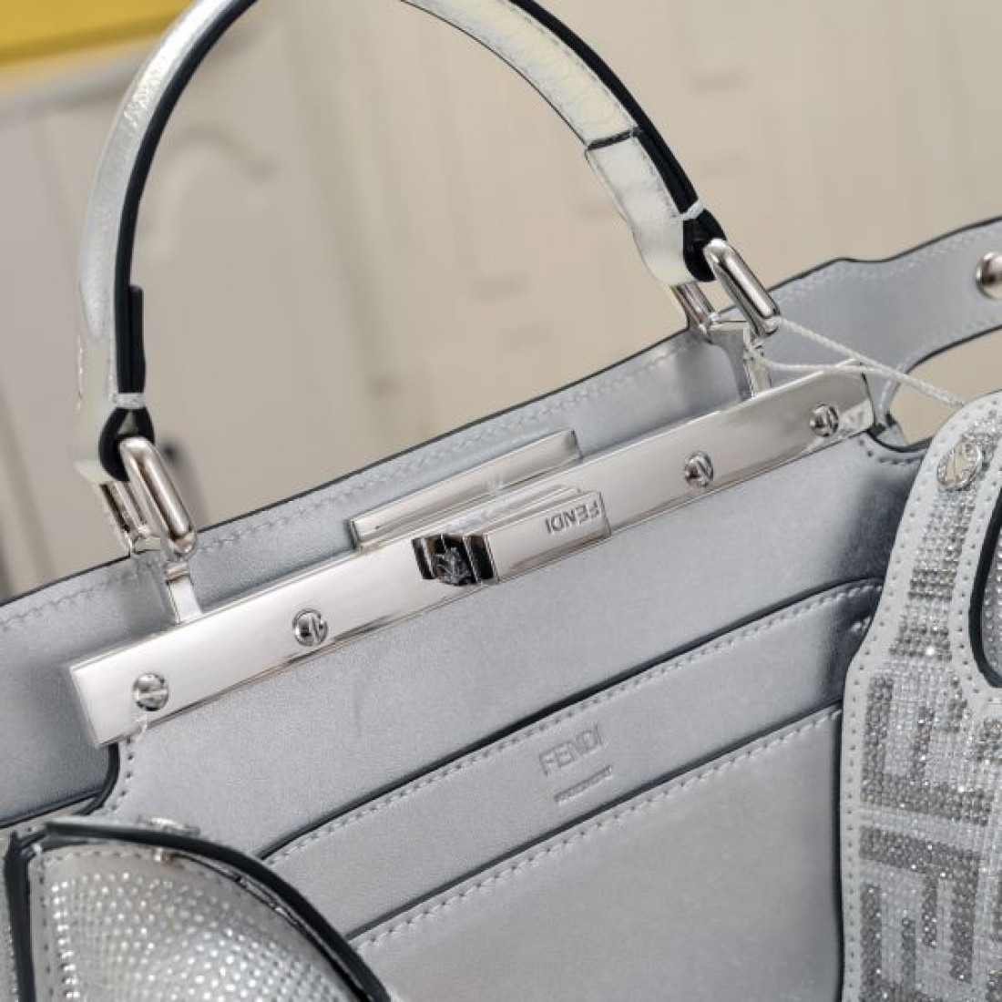 洗練された 高機能性を兼ね備えた FENDI フェンデイ 偽物 トートバッグ