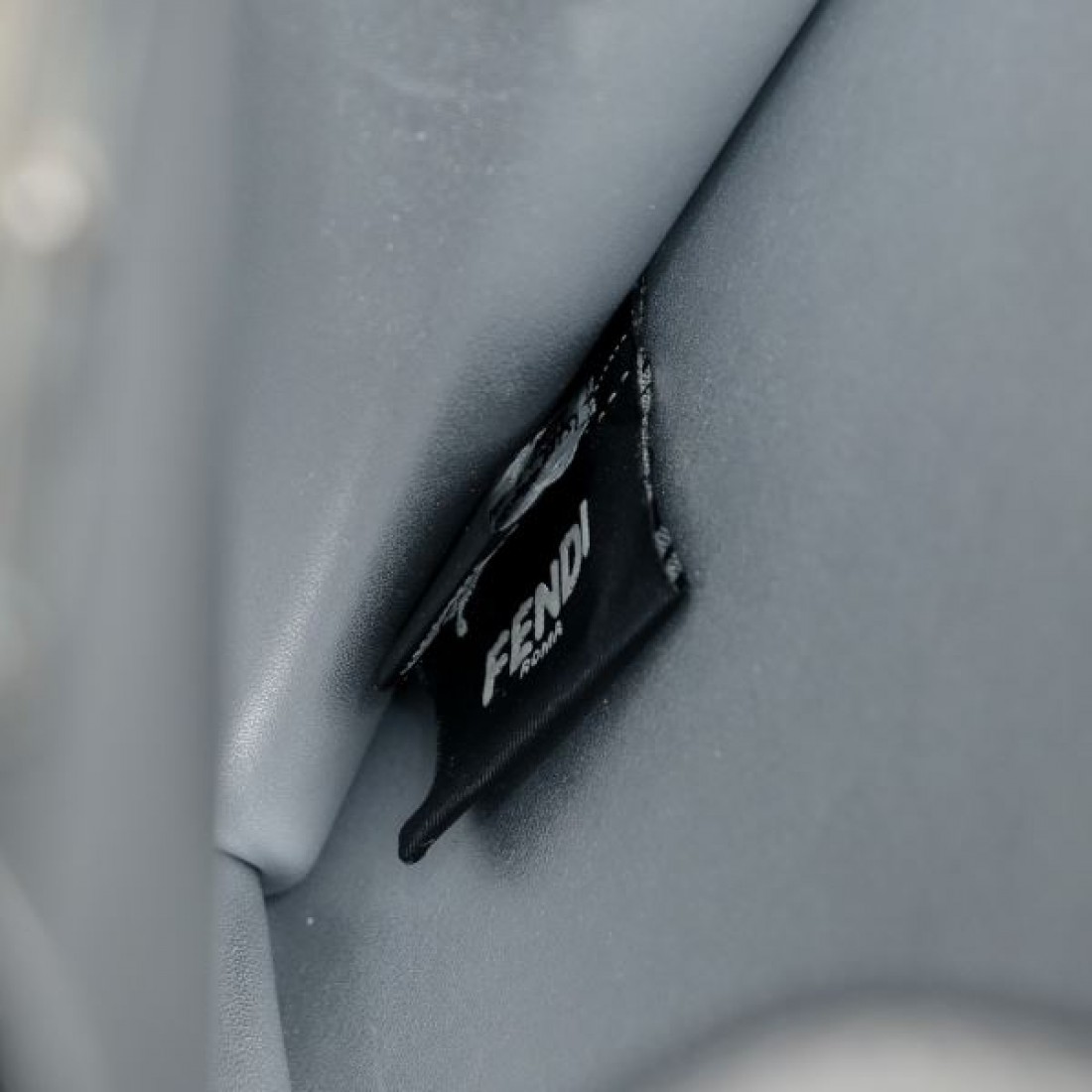 洗練された 高機能性を兼ね備えた FENDI フェンデイ 偽物 トートバッグ