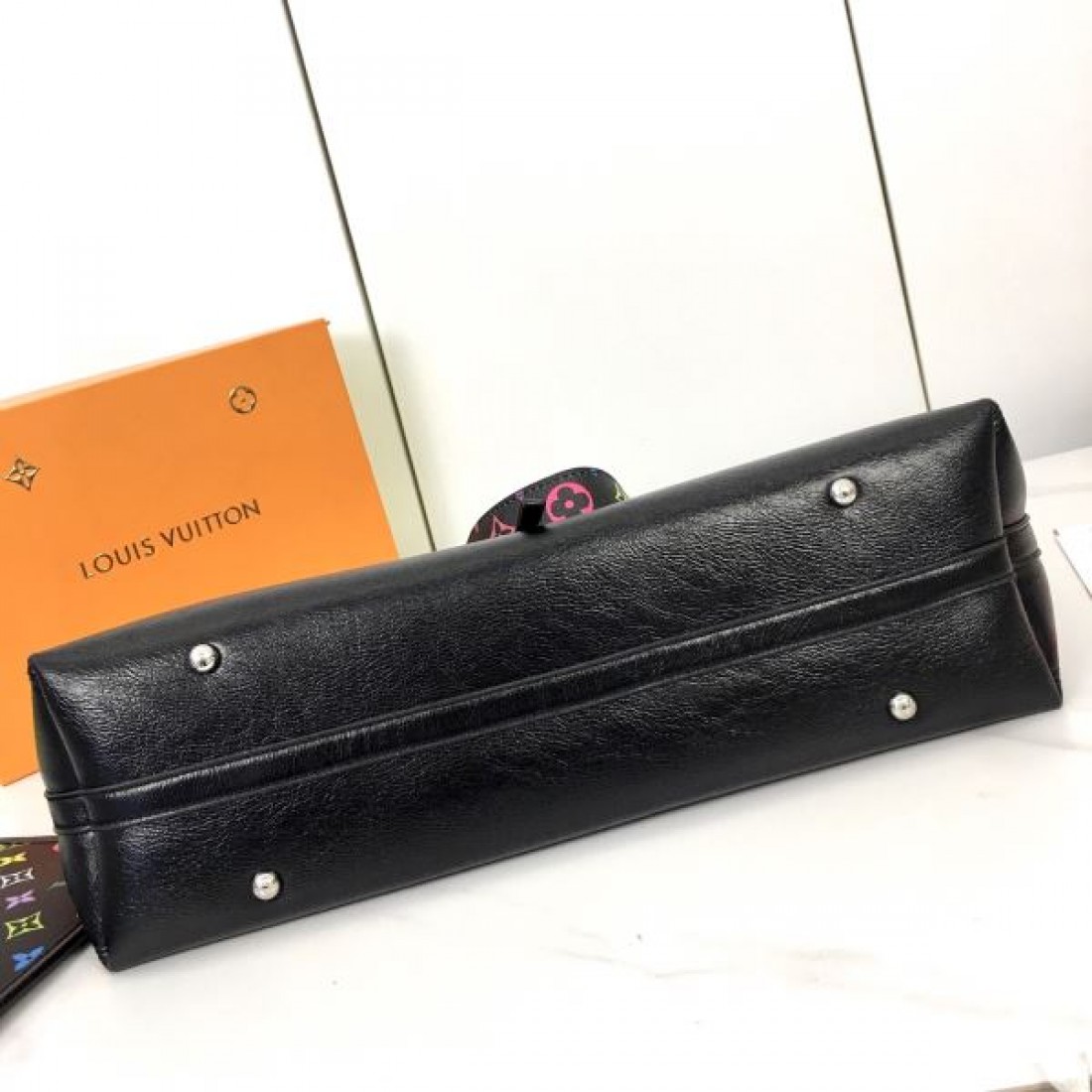 ルイヴィトン 偽物 トートバッグ LOUIS VUITTON 上質でスマートな佇まい