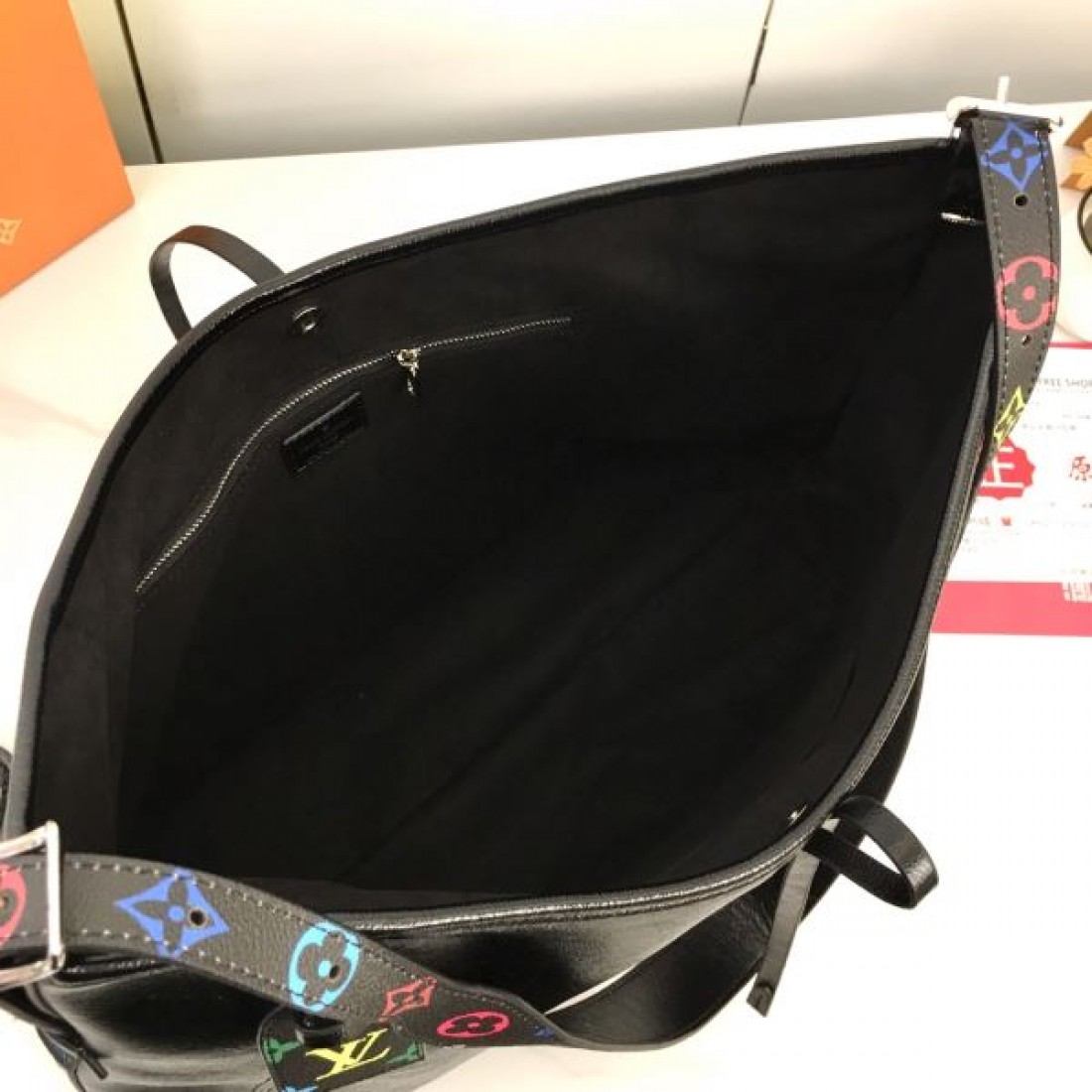 ルイヴィトン 偽物 トートバッグ LOUIS VUITTON 上質でスマートな佇まい
