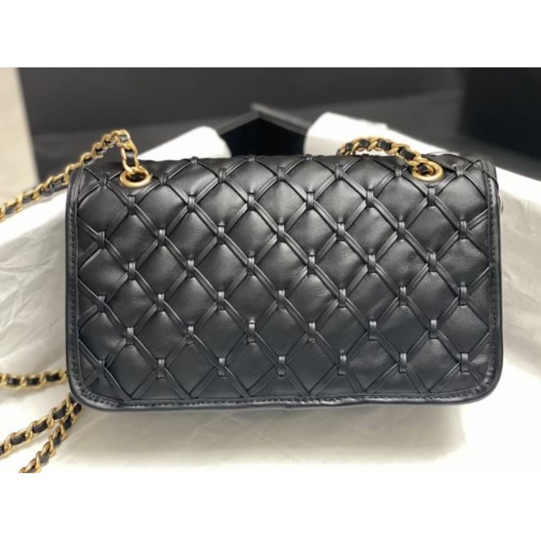 CHANEL シャネル コピーショルダーバッグ 軽やかさ 優雅な