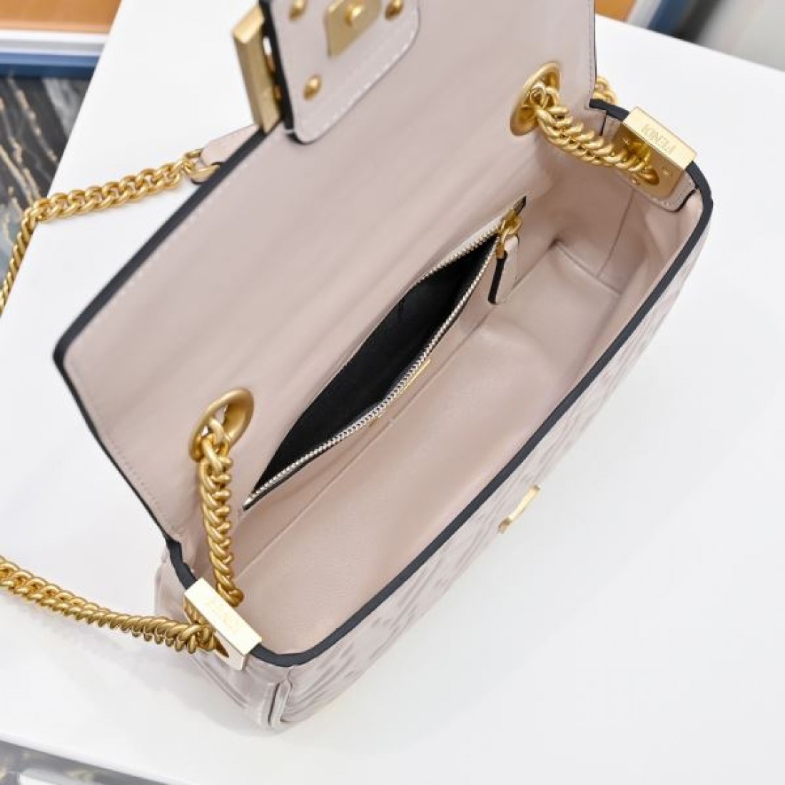 斬新で FENDI フェンデイ 偽物 ショルダーバッグ ラグジュアリーな