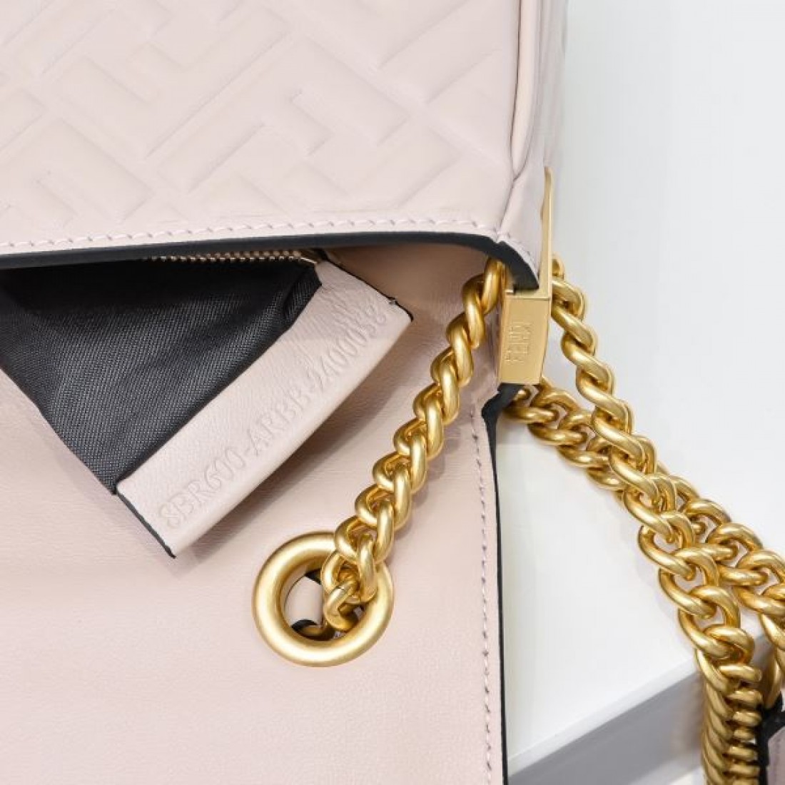 斬新で FENDI フェンデイ 偽物 ショルダーバッグ ラグジュアリーな