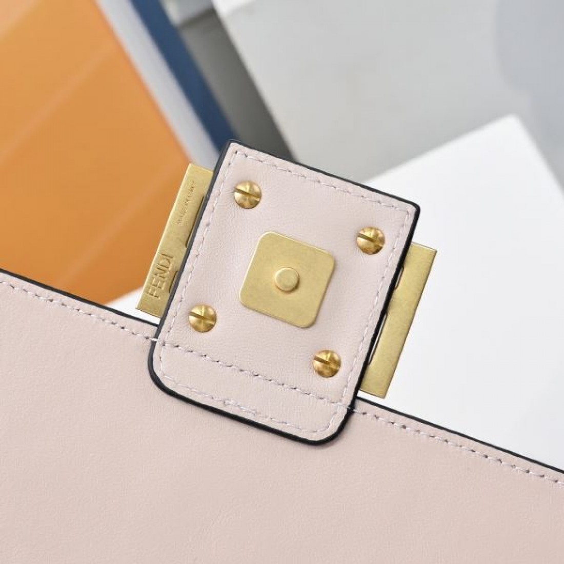 斬新で FENDI フェンデイ 偽物 ショルダーバッグ ラグジュアリーな