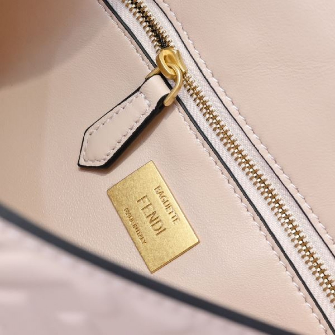 斬新で FENDI フェンデイ 偽物 ショルダーバッグ ラグジュアリーな