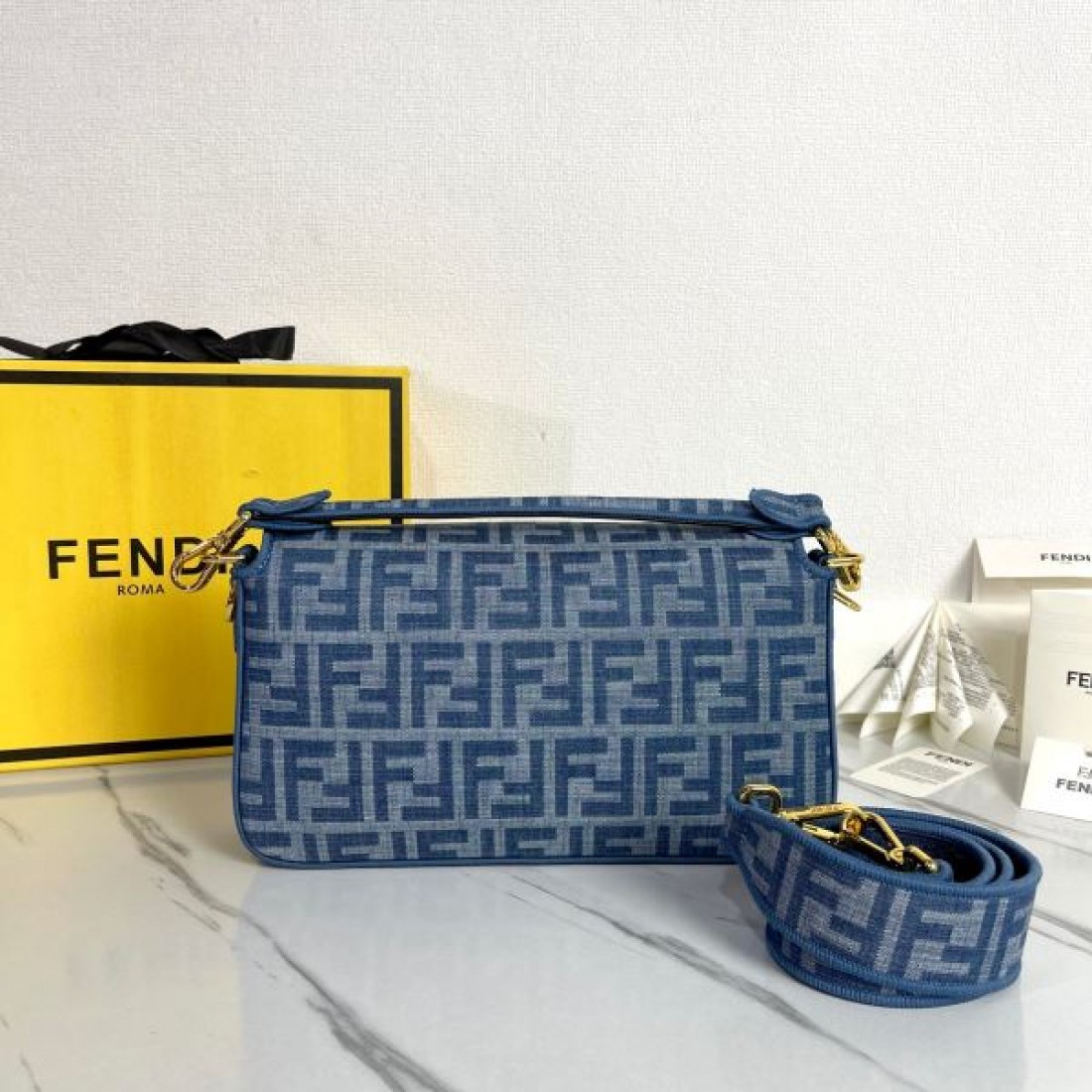 FENDI フェンデイ 偽物 ショルダーバッグ 端正でクラシカルな魅力