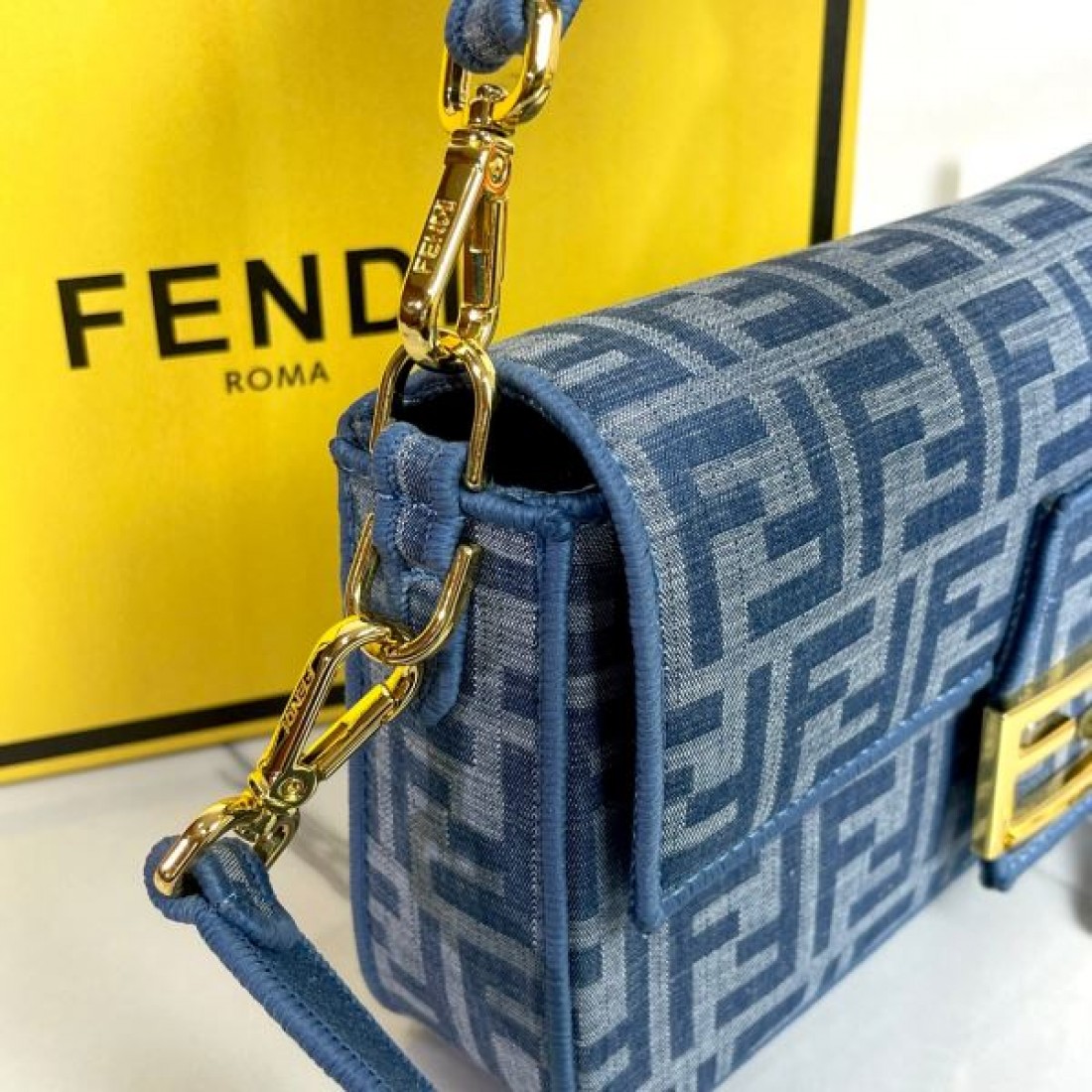 FENDI フェンデイ 偽物 ショルダーバッグ 端正でクラシカルな魅力