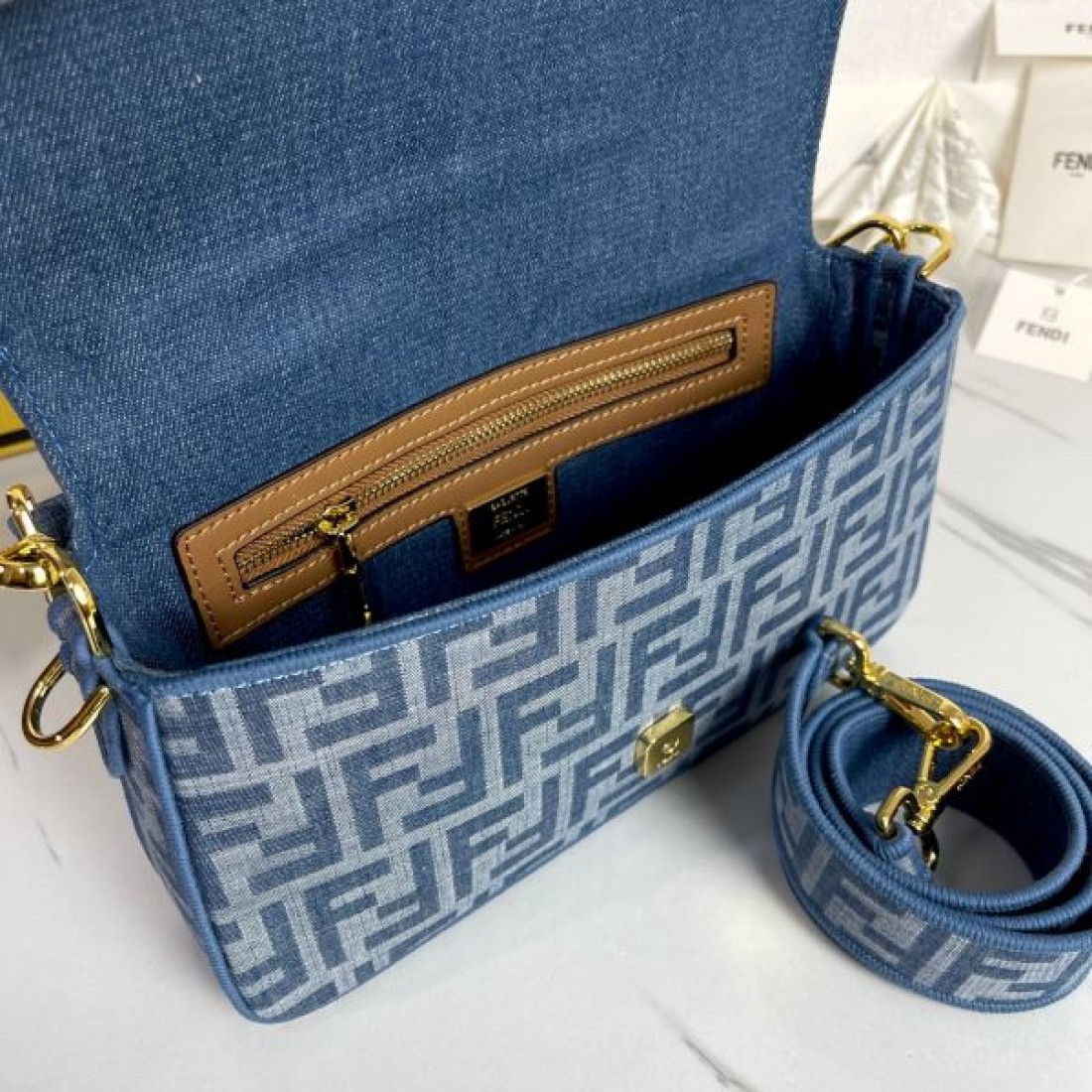 FENDI フェンデイ 偽物 ショルダーバッグ 端正でクラシカルな魅力