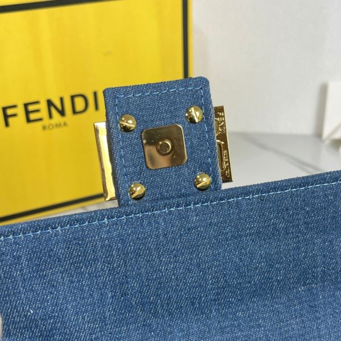 FENDI フェンデイ 偽物 ショルダーバッグ 端正でクラシカルな魅力