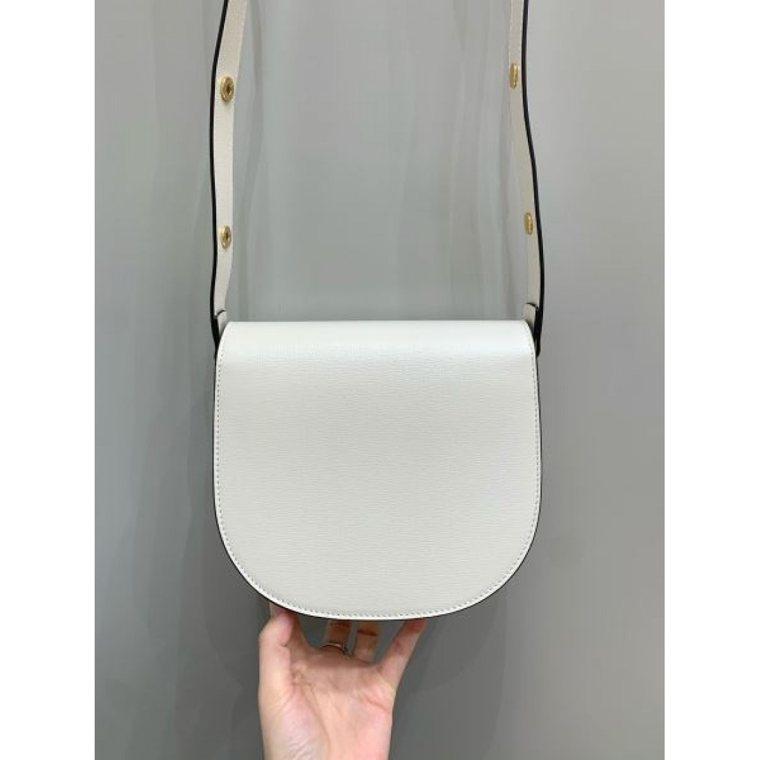 GUCCI グッチ 偽物 ショルダーバッグ モダンでフェミニンな輝き