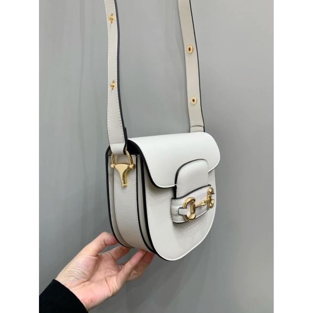 GUCCI グッチ 偽物 ショルダーバッグ モダンでフェミニンな輝き