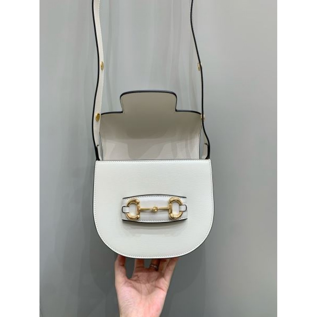 GUCCI グッチ 偽物 ショルダーバッグ モダンでフェミニンな輝き