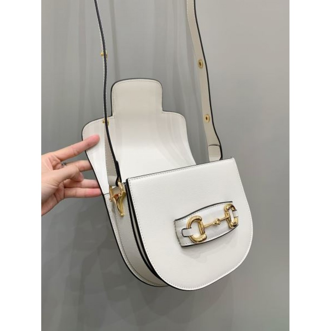 GUCCI グッチ 偽物 ショルダーバッグ モダンでフェミニンな輝き