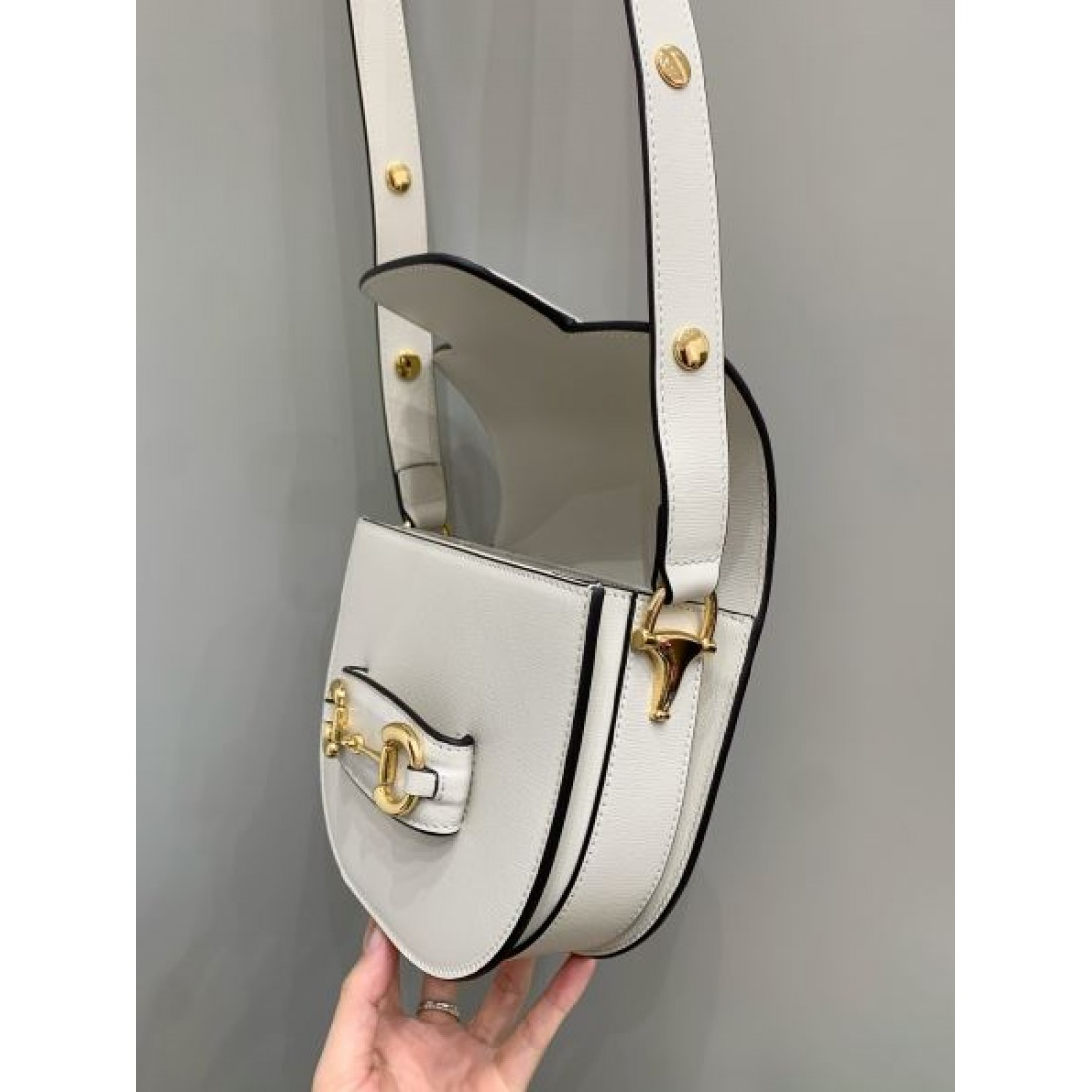 GUCCI グッチ 偽物 ショルダーバッグ モダンでフェミニンな輝き