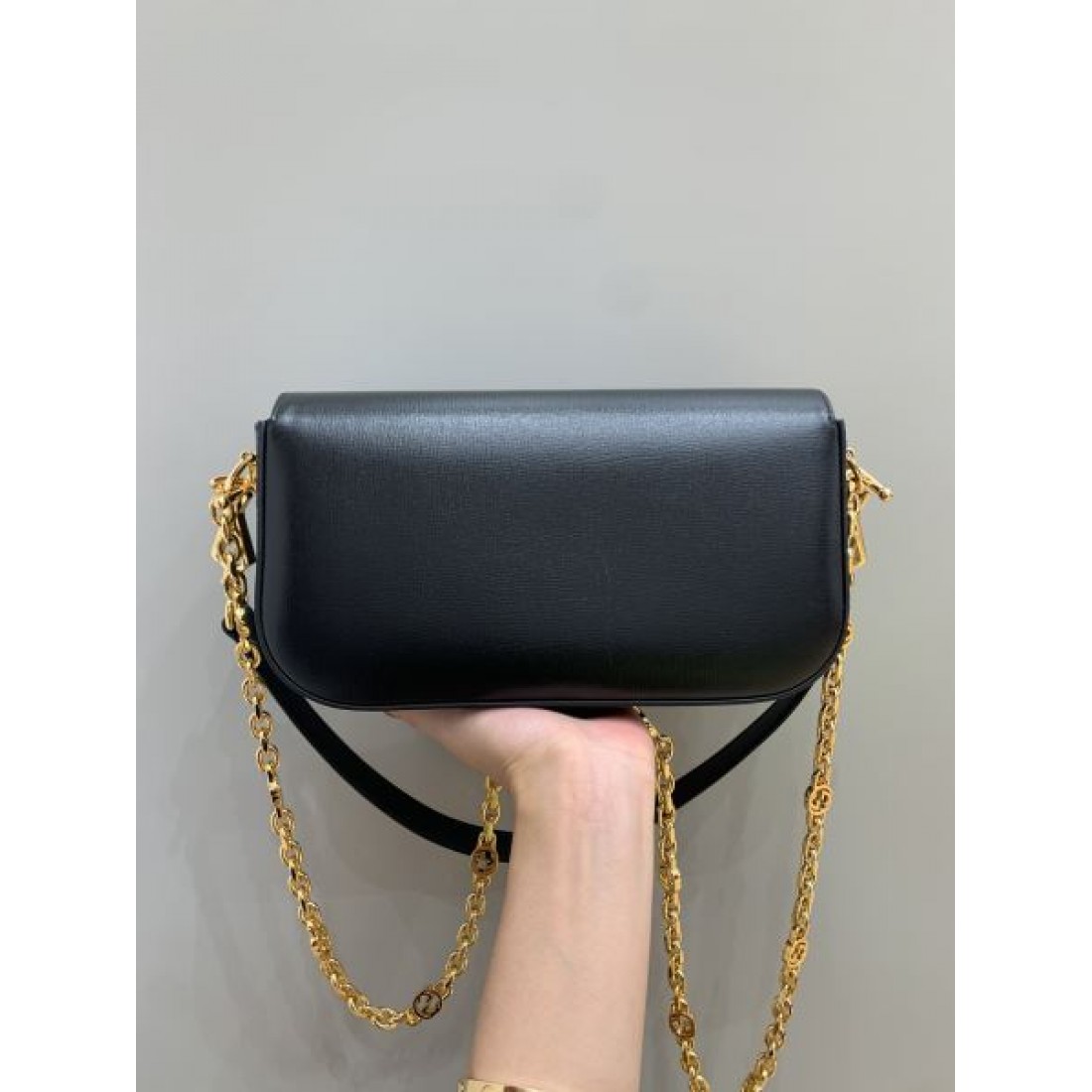 シックで上質な雰囲気を纏う GUCCI グッチ 偽物 ショルダーバッグ