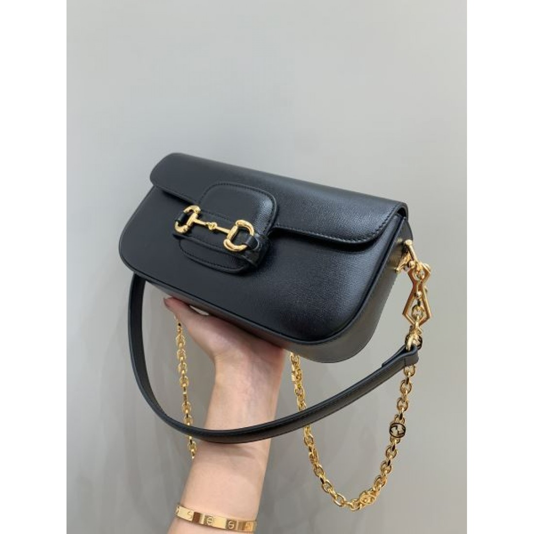 シックで上質な雰囲気を纏う GUCCI グッチ 偽物 ショルダーバッグ