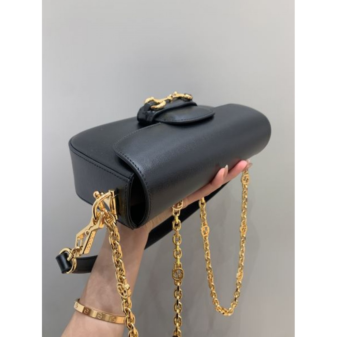 シックで上質な雰囲気を纏う GUCCI グッチ 偽物 ショルダーバッグ