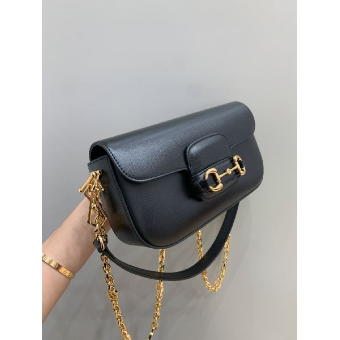 シックで上質な雰囲気を纏う GUCCI グッチ 偽物 ショルダーバッグ