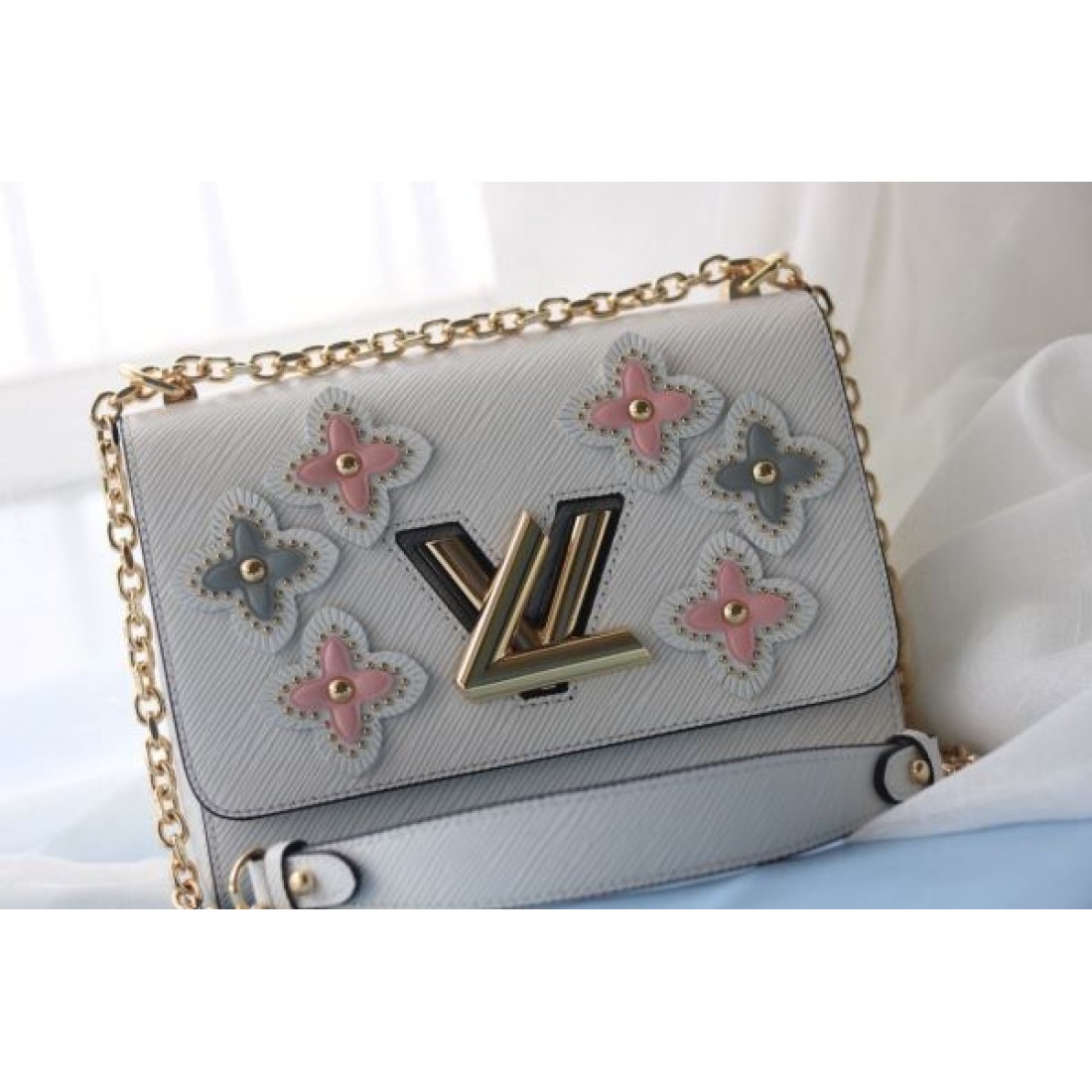  エレガントでモダンな LOUIS VUITTON ルイヴィトン コピー ショルダーバッグ