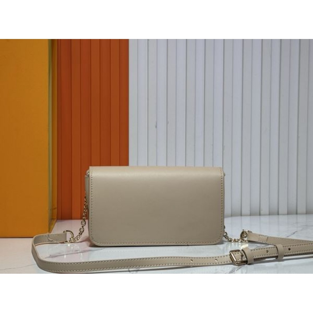 ルイヴィトン コピー ショルダーバッグ LOUIS VUITTON 洗練された都会的な魅力