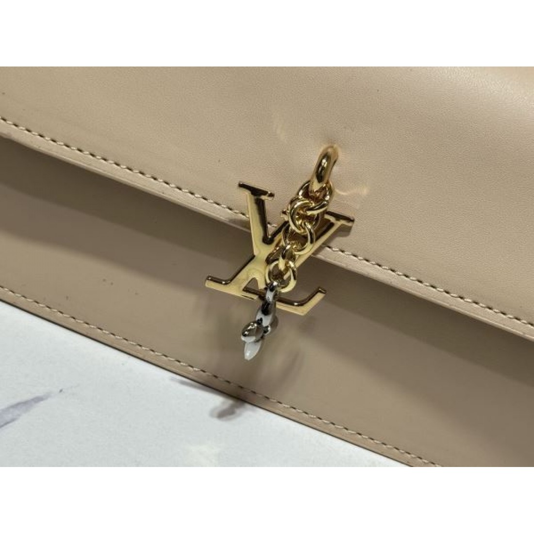 ルイヴィトン コピー ショルダーバッグ LOUIS VUITTON 洗練された都会的な魅力