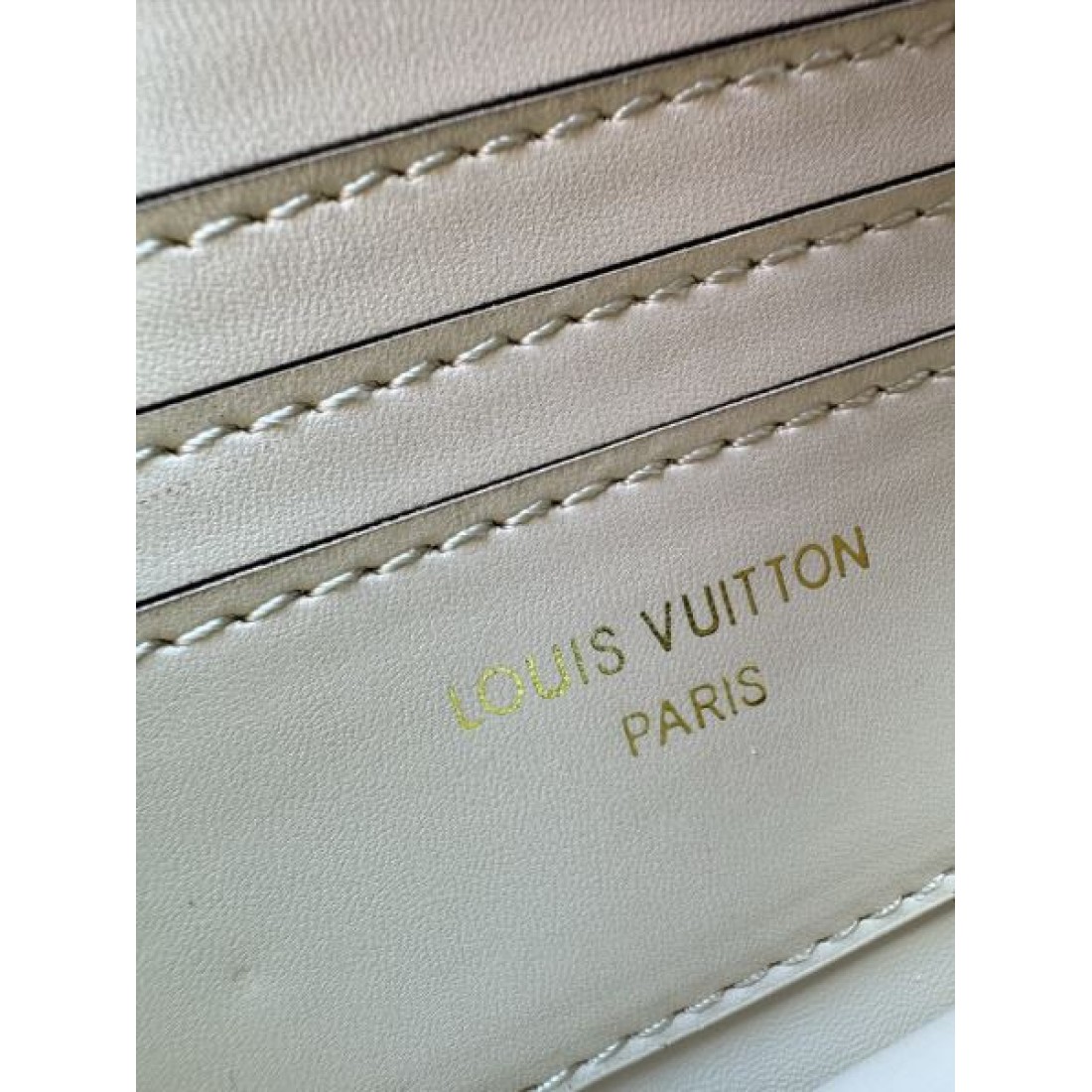 ルイヴィトン コピー ショルダーバッグ LOUIS VUITTON 洗練された都会的な魅力