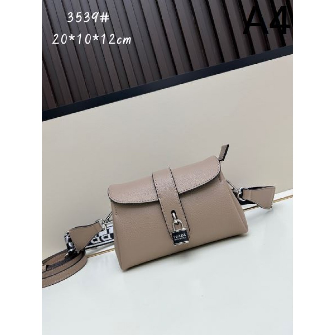 ギフトにも最適 PRADA プラダ コピー ショルダーバッグ ファッション好き必見