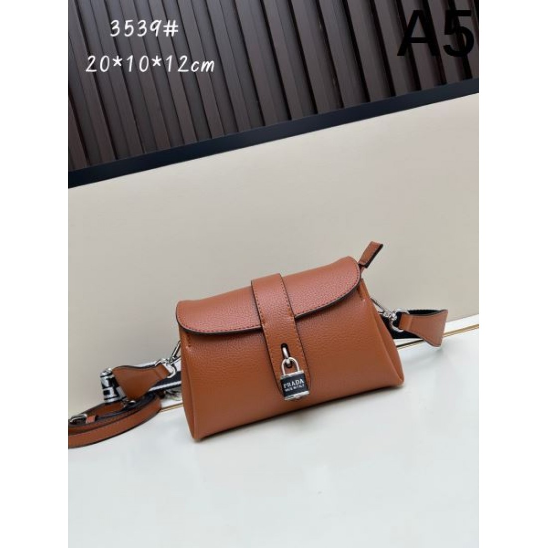 ギフトにも最適 PRADA プラダ コピー ショルダーバッグ ファッション好き必見