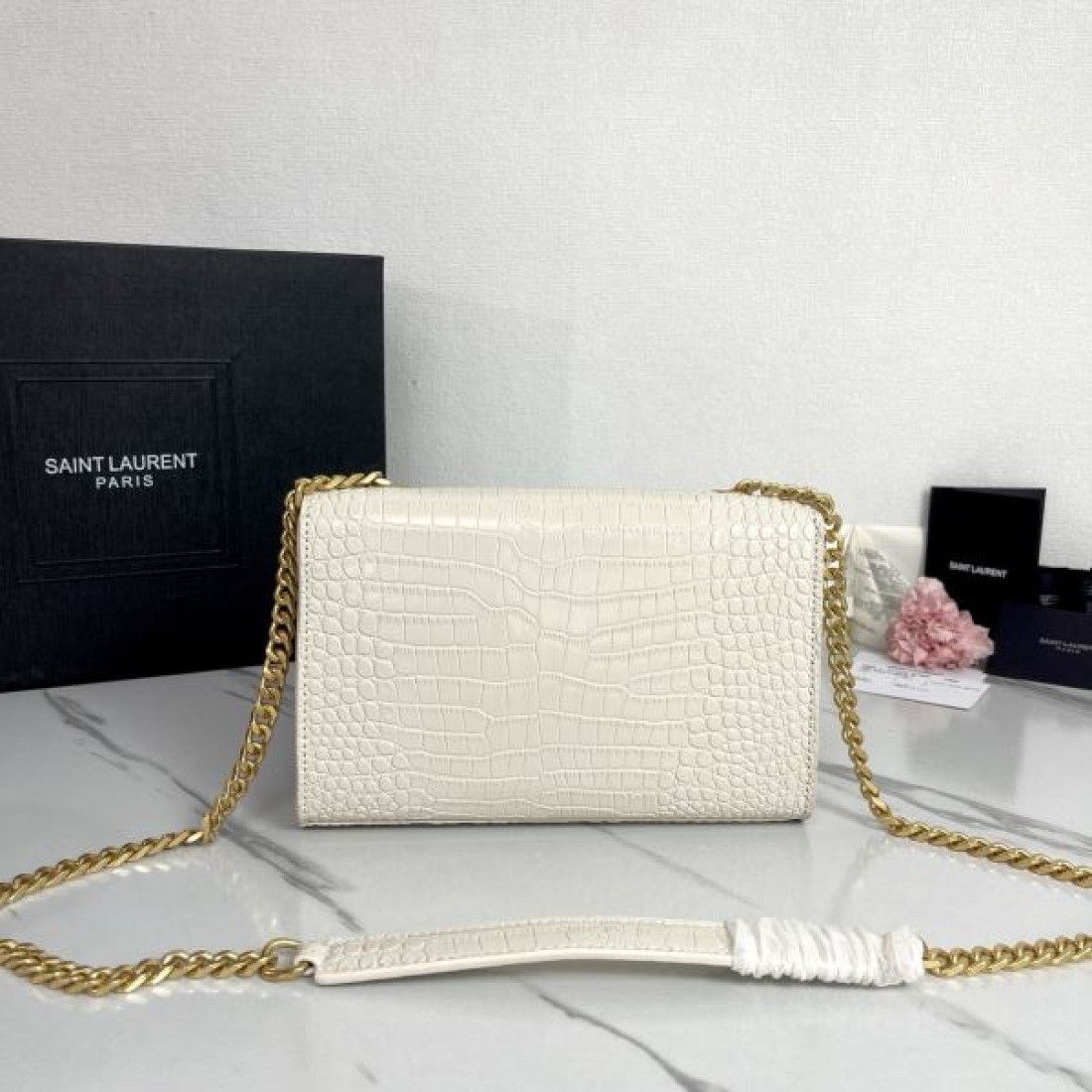 季節感たっぷり YSL イヴ サンローラン コピー ショルダーバッグ 旬コーデに最適