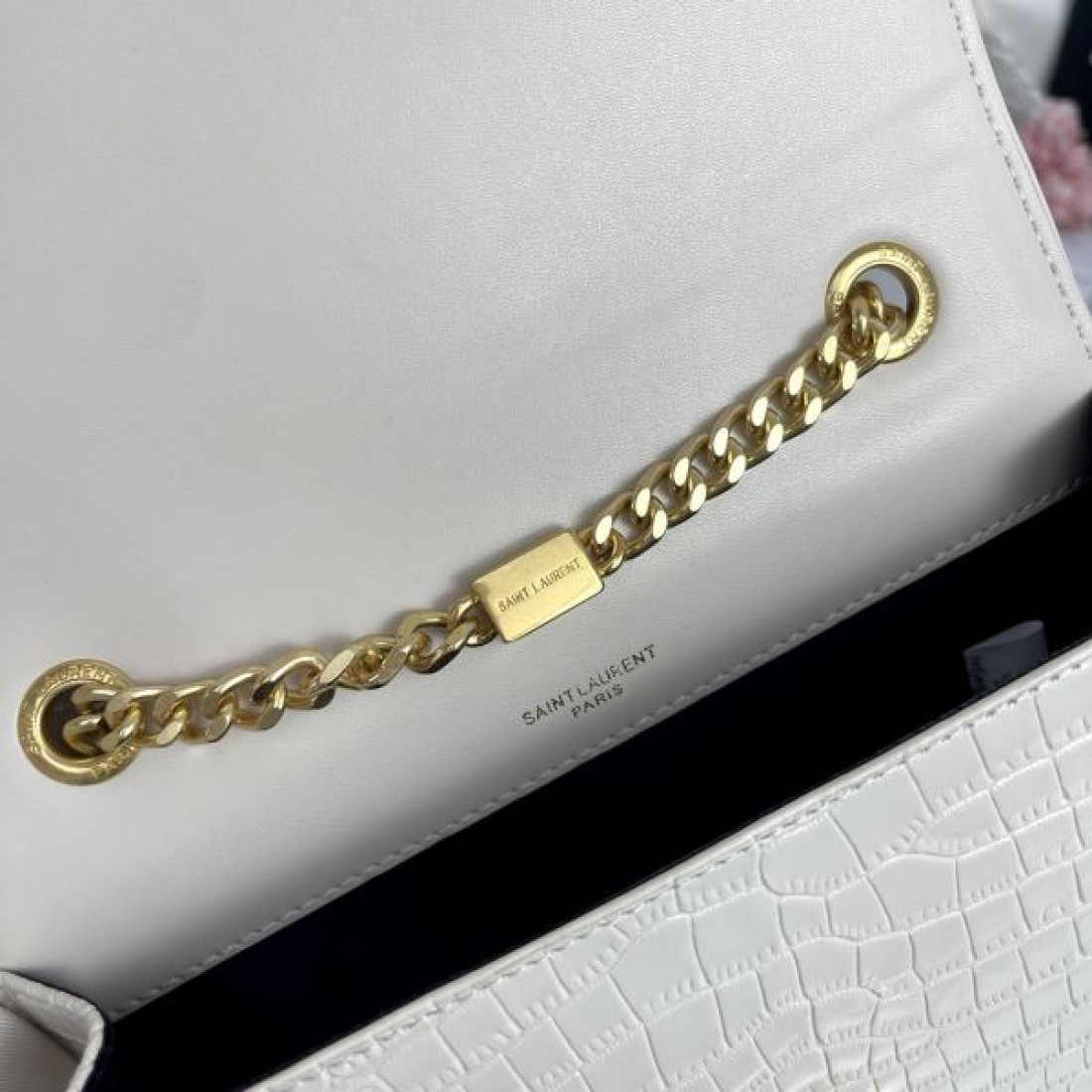 季節感たっぷり YSL イヴ サンローラン コピー ショルダーバッグ 旬コーデに最適