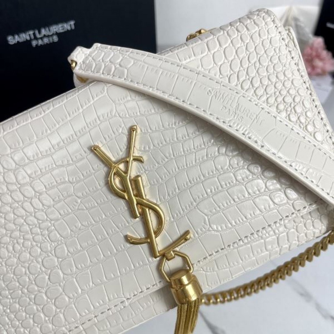 季節感たっぷり YSL イヴ サンローラン コピー ショルダーバッグ 旬コーデに最適
