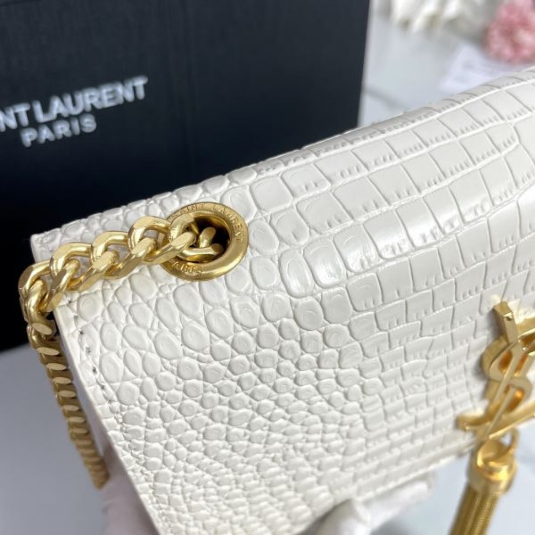 季節感たっぷり YSL イヴ サンローラン コピー ショルダーバッグ 旬コーデに最適